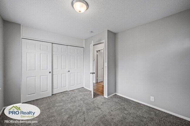 Building Photo - 2 Bedroom Home