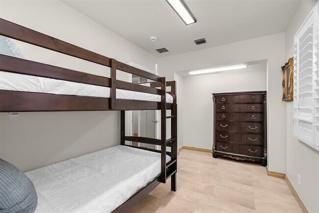 Building Photo - 18 Nurmi Dr