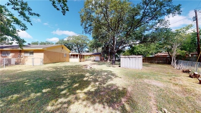 Building Photo - 1207 Lawyer St