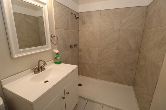 Building Photo - Live just minutes from USC, Five Points, a...