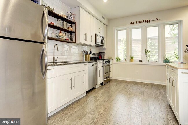 Building Photo - 430 Poplar St