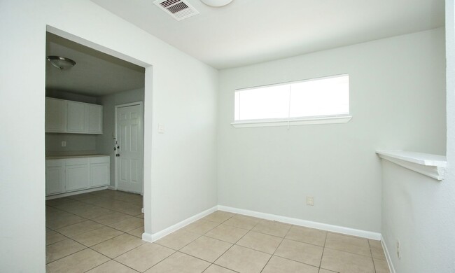 Building Photo - Move-in Ready! 2 bed 1 bath in South East ...