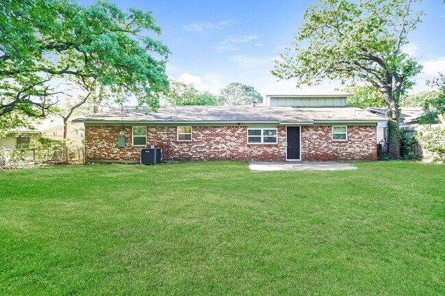 Building Photo - Newly Renovated Single Family Home | 4 BR/2BA | Car Covered Parking | With 2 living areas