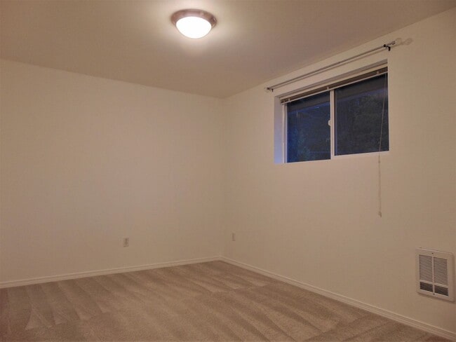 Building Photo - Lovely and Spacious 2 BR/1.75 BA Kirkland ...