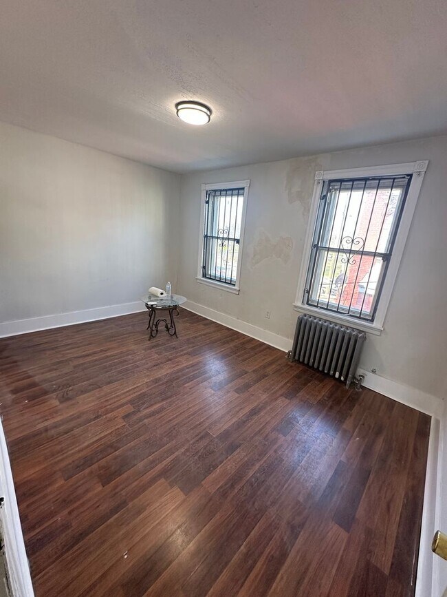 Building Photo - 2 Bedroom, 1 Bath Rowhome available today!