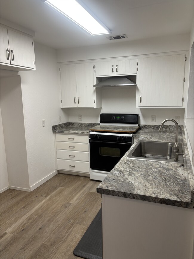 Building Photo - 1166 West Ct