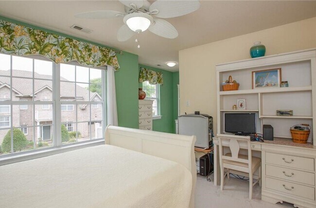 Building Photo - 3 Bedroom 2.5 Bath Townhouse style Condo in Great Neck