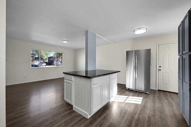 Building Photo - $1,900.00, 3-bed, 2-bath located in Colora...