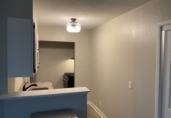 Building Photo - 1 Bedroom Unit with Garage Space - AVAILABLE NOW!