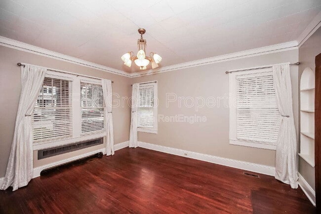 Building Photo - 332 W McLelland Ave