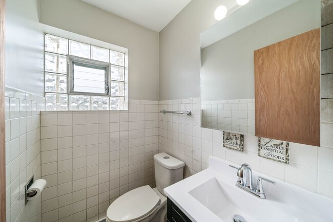 Building Photo - 27 E Thorndale Ave