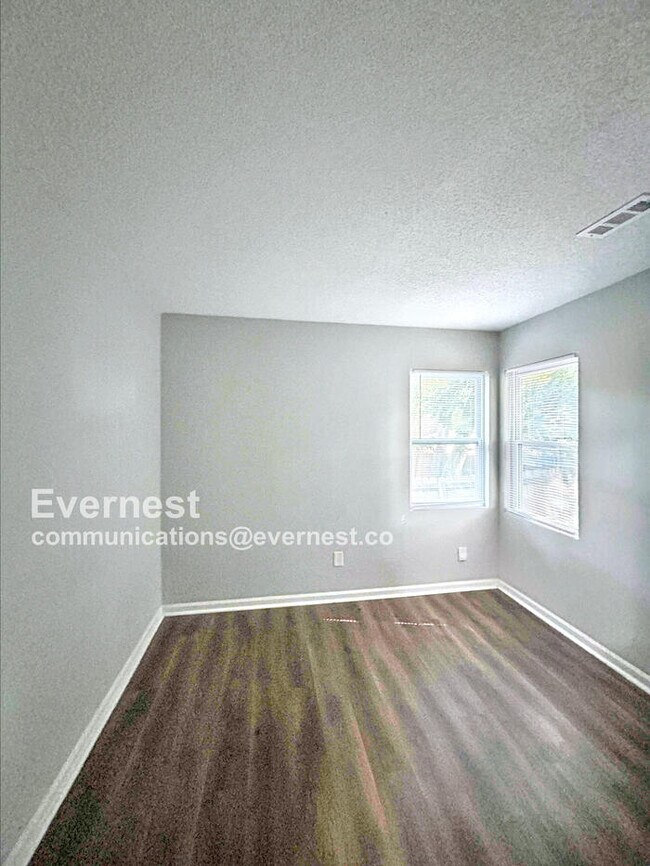 Building Photo - 3 Bed/2 Bath Home with Garage / Pet-Friendly / Vouchers Accepted / Coming Soon!
