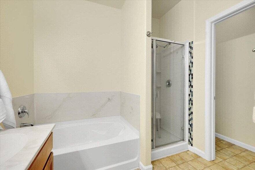 Building Photo - 5350 Dunlay Dr