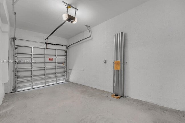 Building Photo - 2425 SE 28th Dr