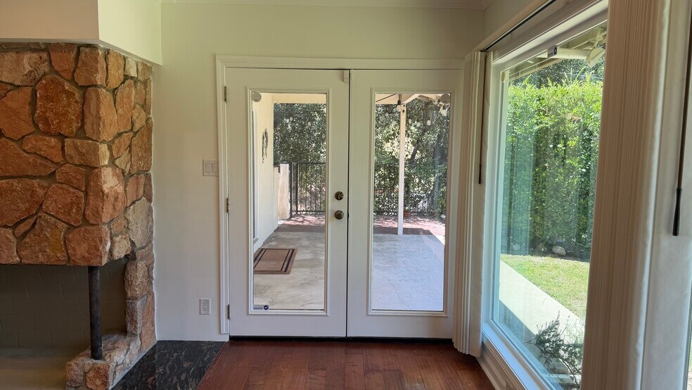 Building Photo - 1385 Greenmont Dr