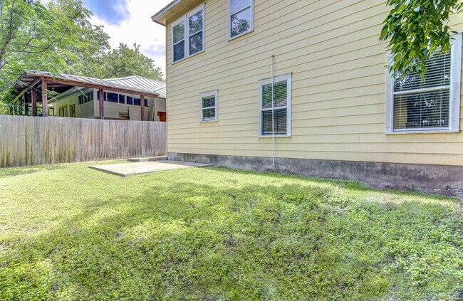 Building Photo - 1702 Singleton Ave