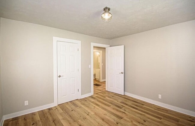 Building Photo - 2 bed 1 bath MOVE-IN READY & SO CUTE