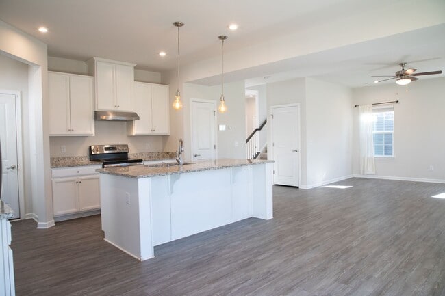 Building Photo - 4 Bedroom, 2.5 Bath Home w/ Fenced Backyard and 2 Car Garage