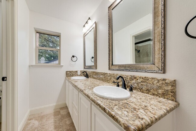 Building Photo - Spacious Elegance 5-Bed, 4.5-Bath Home with outside oasis