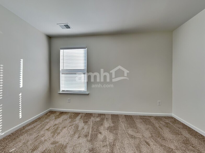 Building Photo - 121 Decker Dr