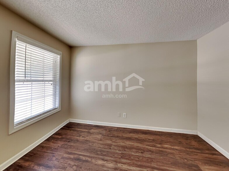 Building Photo - 230 Hunters Chase