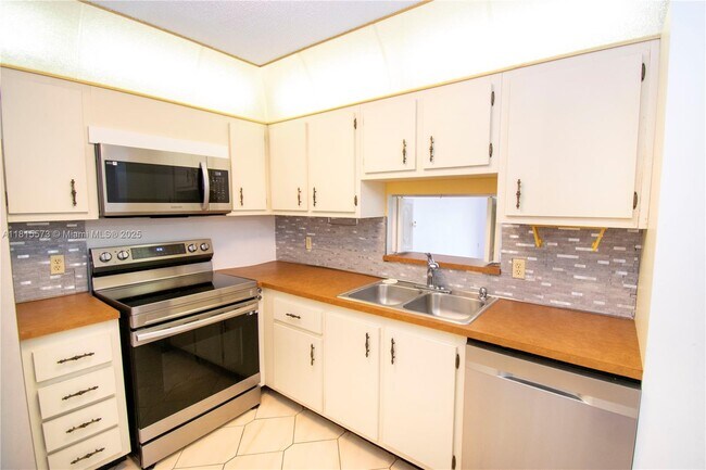 Building Photo - 130 S Shore Dr
