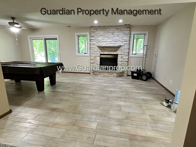 Building Photo - Eagan Single Family Home, 3 Car Garage, La...