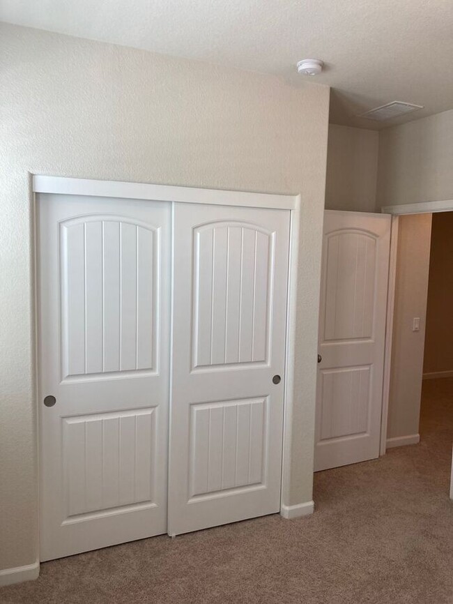 Building Photo - Modesto 4 Bedroom 3 Bathroom in the Rose V...