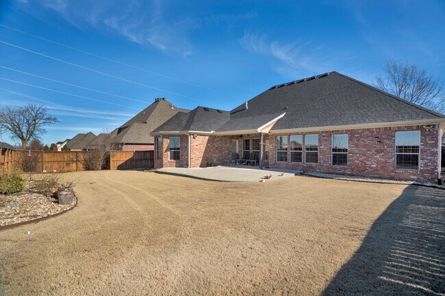 Building Photo - Executive Bentonville Home convenient to WM Home Office and more!