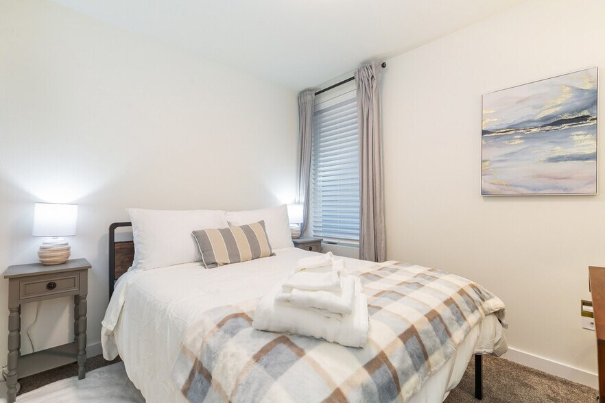 Building Photo - 9413 Roosevelt Way NE