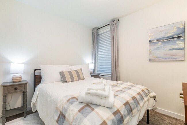 Building Photo - 9413A Roosevelt Way NE