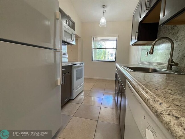Building Photo - 9898 Nob Hill Ct
