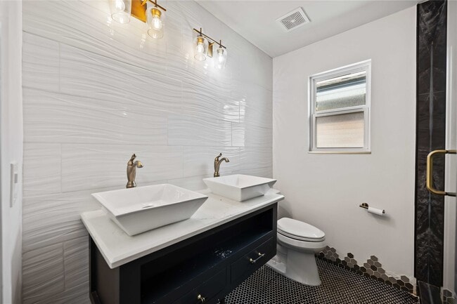 Building Photo - 6210 Gladewell Dr
