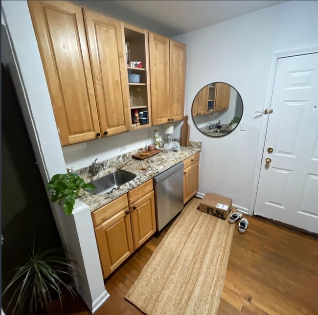 Building Photo - 683 W Wrightwood Ave