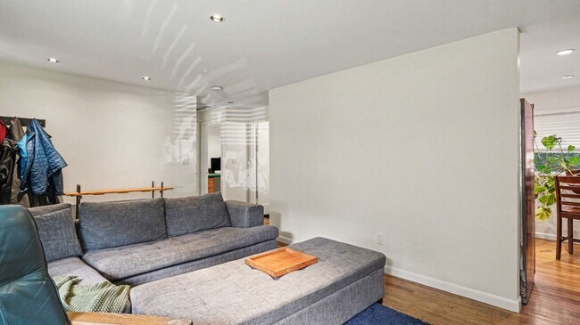 Building Photo - 2Bd/1Ba Shoreline House