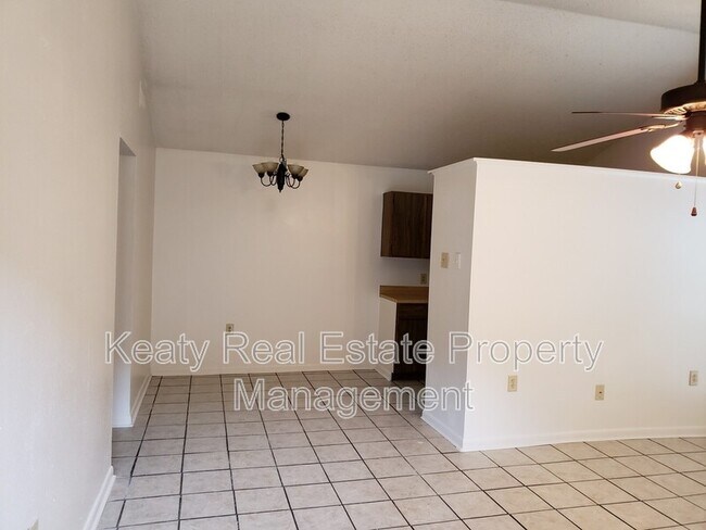 Building Photo - 509 Fox Run Ave