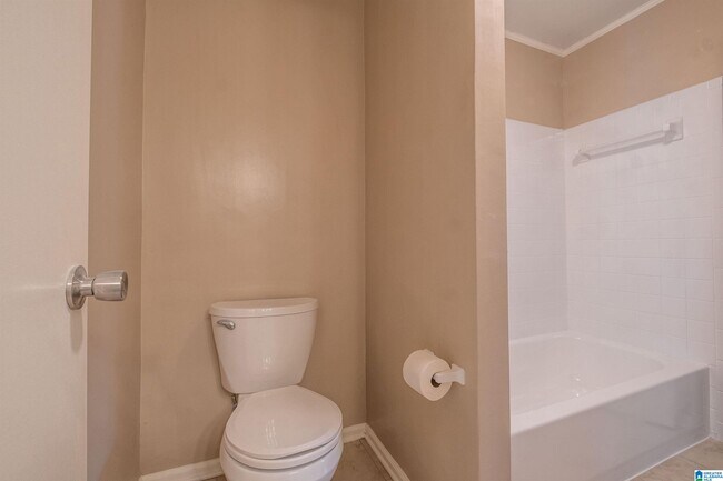 Building Photo - 1402 Applegate Dr