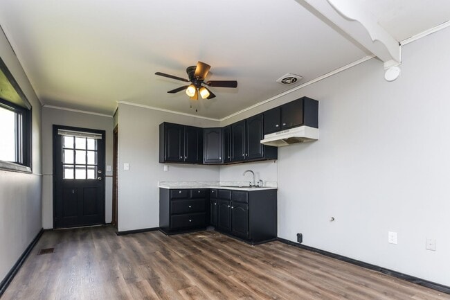 Building Photo - 3 Bed 1 Bath Single Family Home in Springfield!