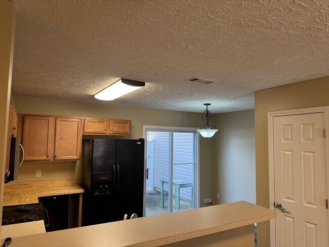 Building Photo - 2BR Townhome in Shadow Glen