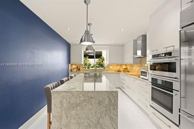 Building Photo - 1000 Venetian Way