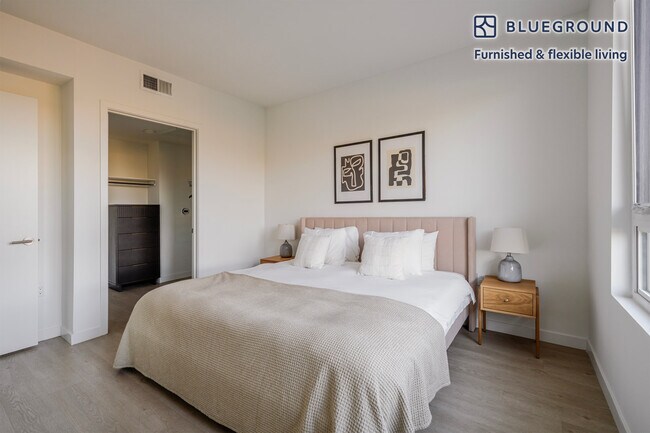 Building Photo - 310 Del Sol Dr