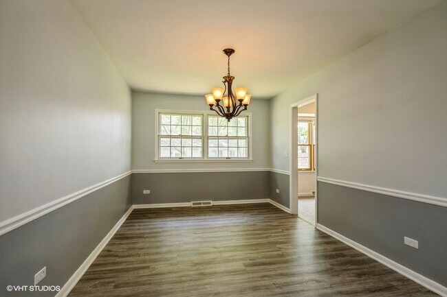 Building Photo - 2102 E Robinhood Ln