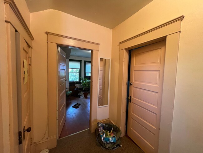Building Photo - Studio apartment near WWU!