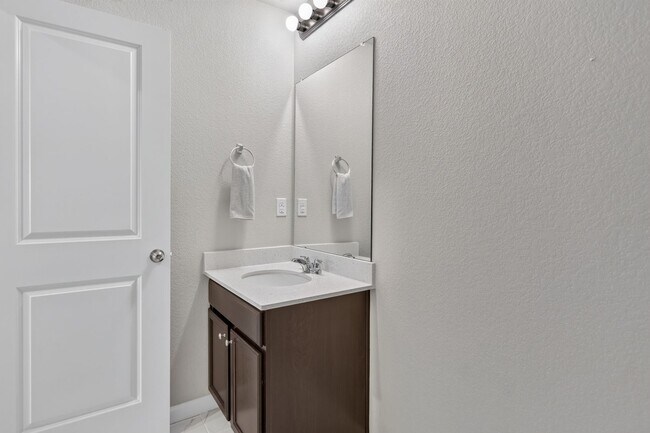 Building Photo - Newer 3BD/3BA Home w/ Quartz Island, Fenced Yard & High Ceilings