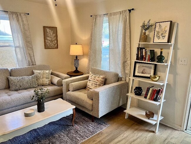 Building Photo - 913 E Gift Ave