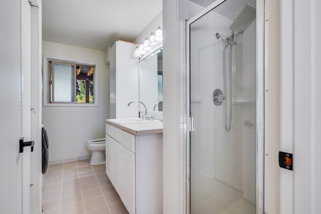 Building Photo - 1321 SE Eastwood Ct