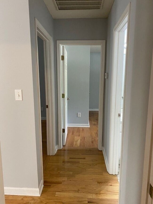 Building Photo - Welcome to this charming 3 bedroom, 2 bath...