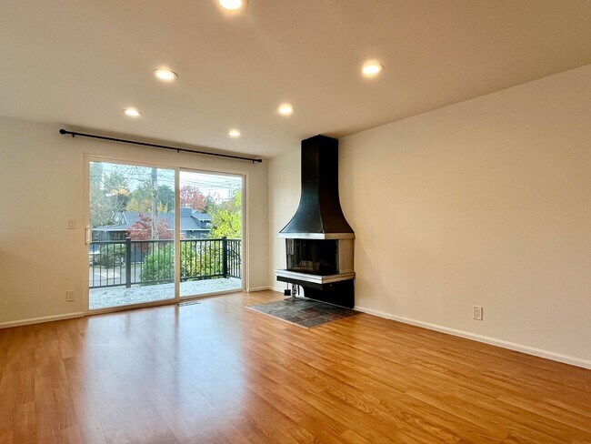 Building Photo - Charming 3BR/2BA Home in Prime Northeast S...