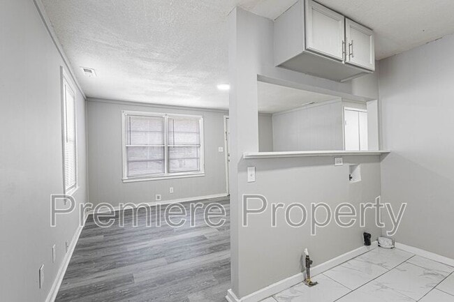 Building Photo - 816 S Woodland Ave