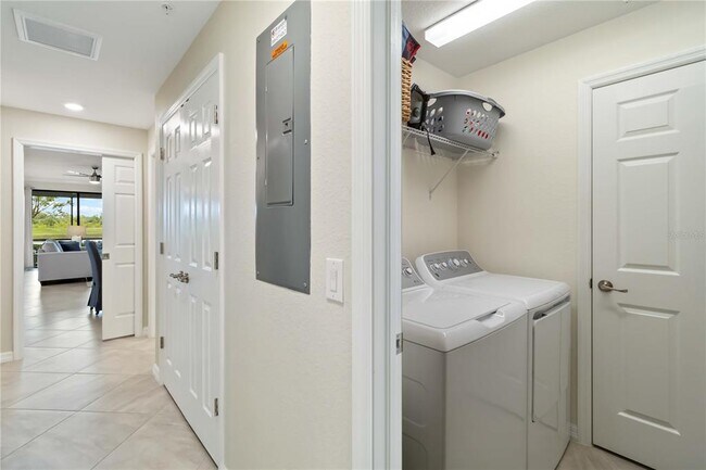 Building Photo - 10805 Tarflower Dr